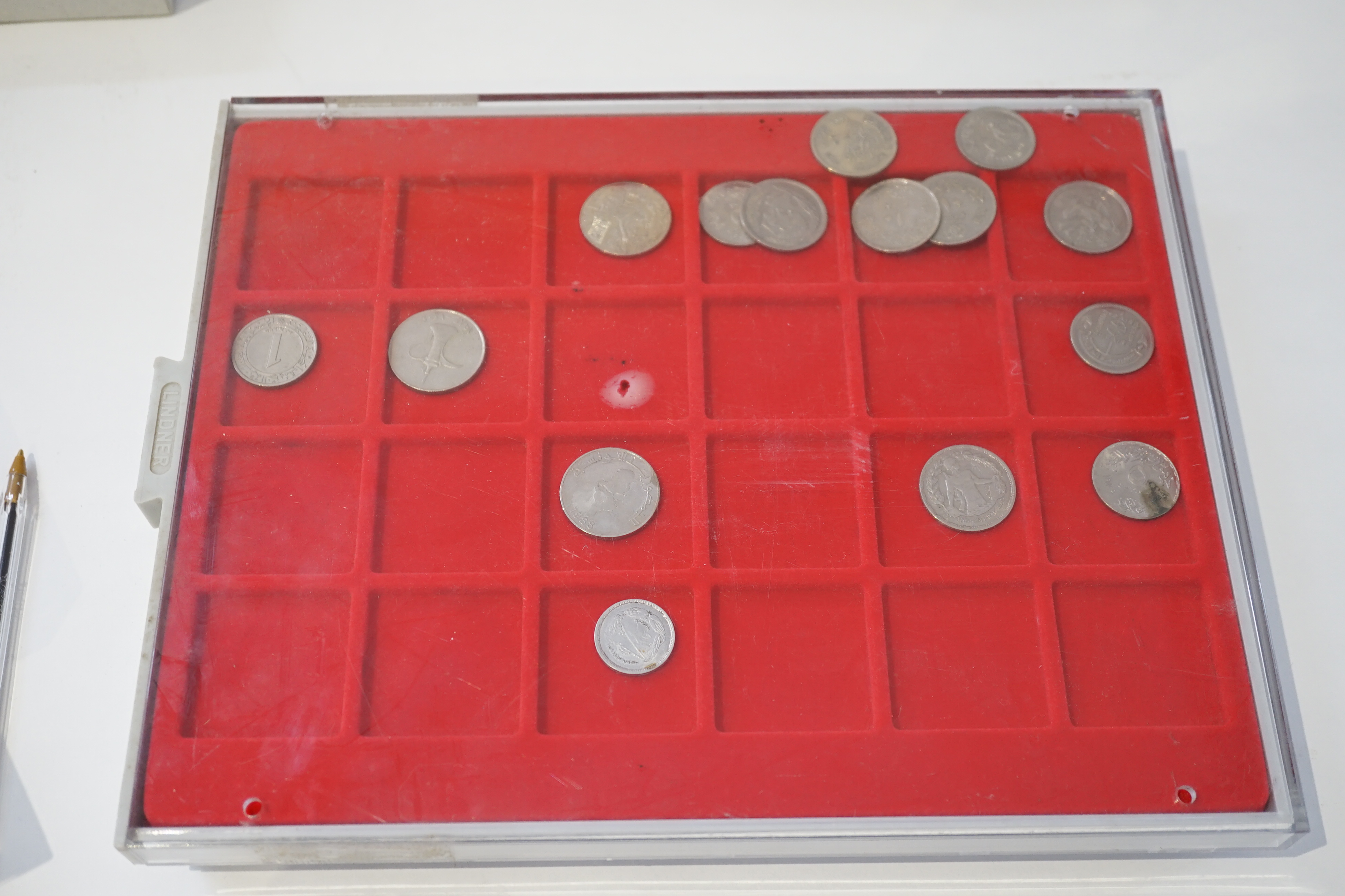 World coins, 20th century to include Tunisia, Palestine, Qatar, France, Italy, USA, housed in cases and a sleeve